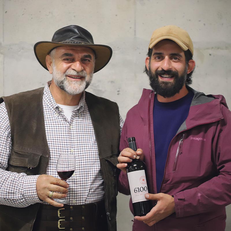 Bei Trinity Canyon Vineyards setzt man auf naturnahe Weinproduktion. Links Besitzer Hovakim Saghatelian, rechts der verantwortliche Winzer Artem Parsegian.